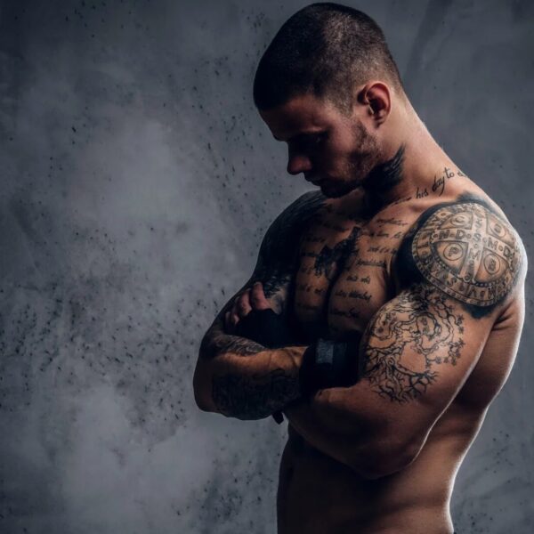 Dezente Männer Tattoos als stilvolle Körperkunst