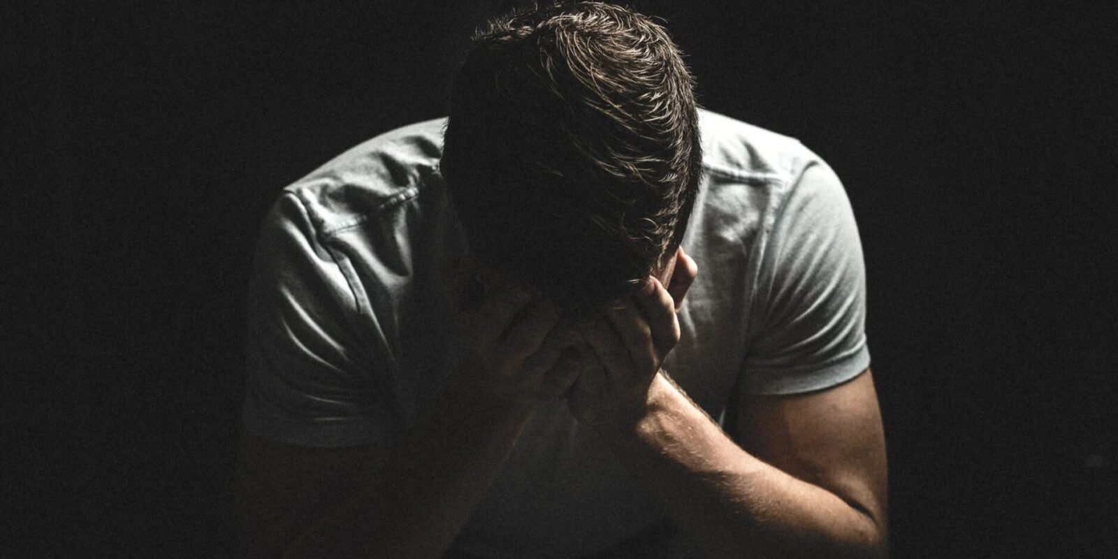 Männer vermissen erst später Warum Gefühle bei einer Trennung oft verzögert einsetzen