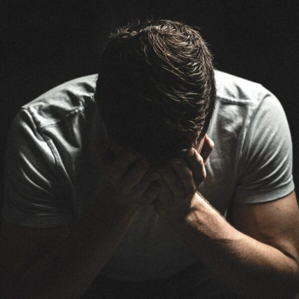 Männer vermissen erst später Warum Gefühle bei einer Trennung oft verzögert einsetzen