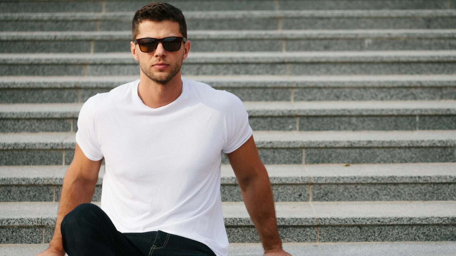 Weiße T-Shirts für Herren in guter Qualität Der Ratgeber für das perfekte Basic